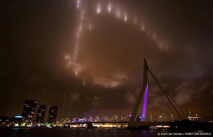 erasmusbrug dit weekend in regenboogkleuren