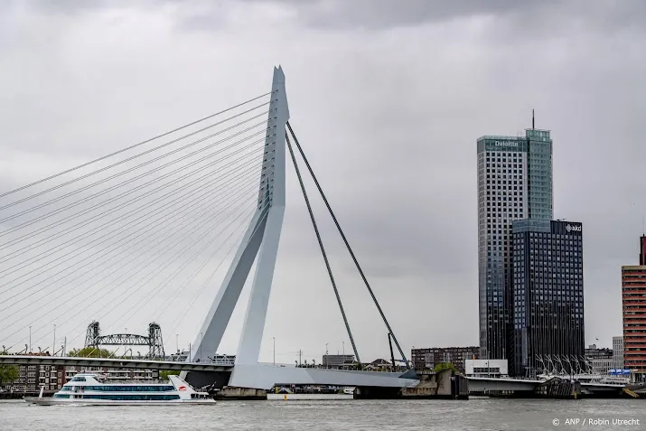 erasmusbrug kleurt groen uit steun voor iraanse vrouwen