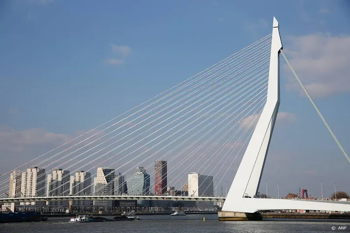 erasmusbrug kleurt rood wit blauw voor duncan