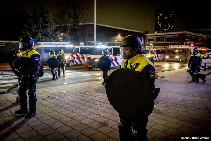 eritreeers onder politiebegeleiding weg uit zalencentrum opera