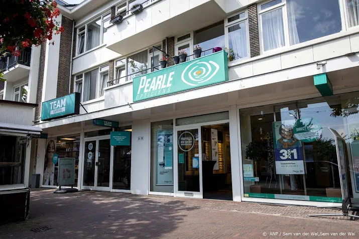 essilorluxottica wil 1 miljard korting op moederbedrijf pearle