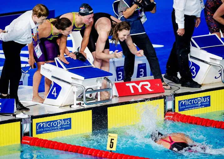 estafettezwemsters zesde in finale 4200 vrij