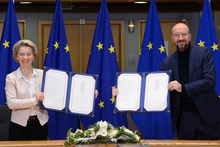 eu leiders ondertekenen handelsakkoord met verenigd koninkrijk
