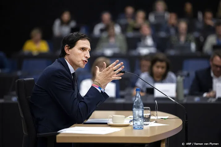 europees parlement touwtrekt over hoekstra en zijn superieur