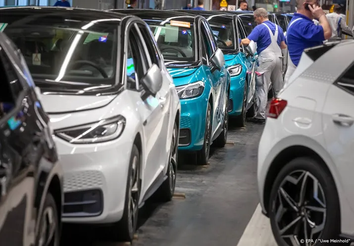 europese autoverkoop ruimschoots gehalveerd door coronapandemie
