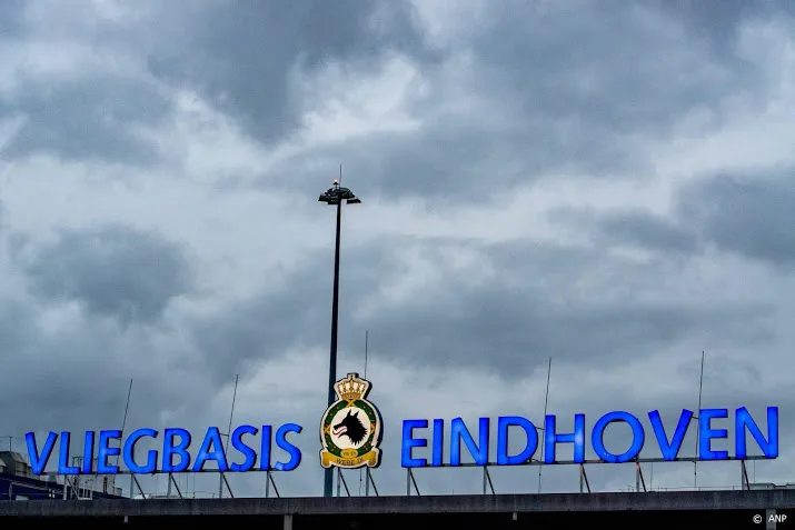 evacues uit china dragen mondkapjes