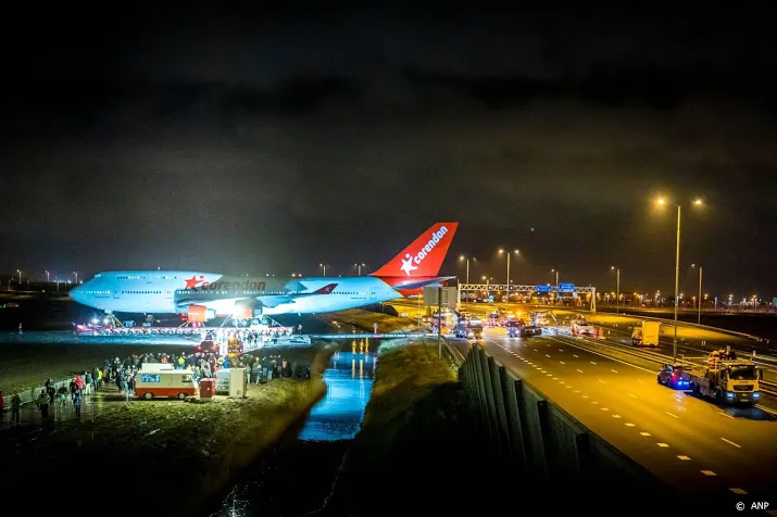 even geen autos vanwege een 747 op de snelweg