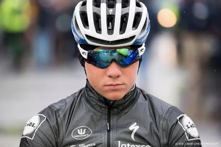 evenepoel grijpt eerste profzege in zottegem