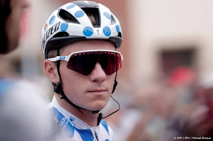 evenepoel in leiderstrui na winst tijdrit van ronde van algarve