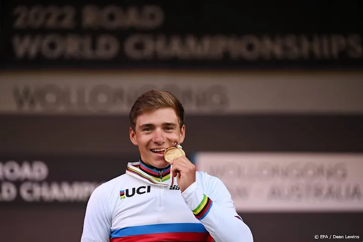 evenepoel maakt zijn wielerjaar compleet met wereldtitel