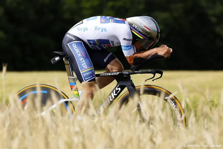 evenepoel wint eerste tijdrit in tour pogacar behoudt gele trui