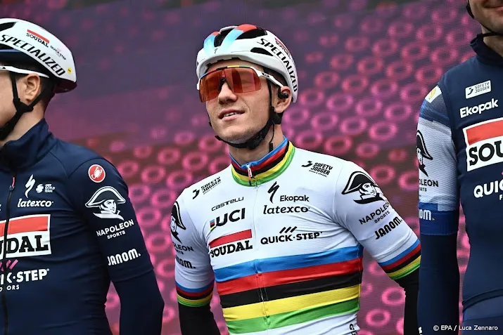 evenepoel wint ook tweede giro tijdrit en heeft roze trui terug