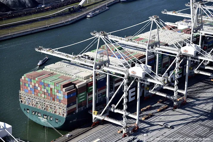 ever given maakt trip door suezkanaal opnieuw