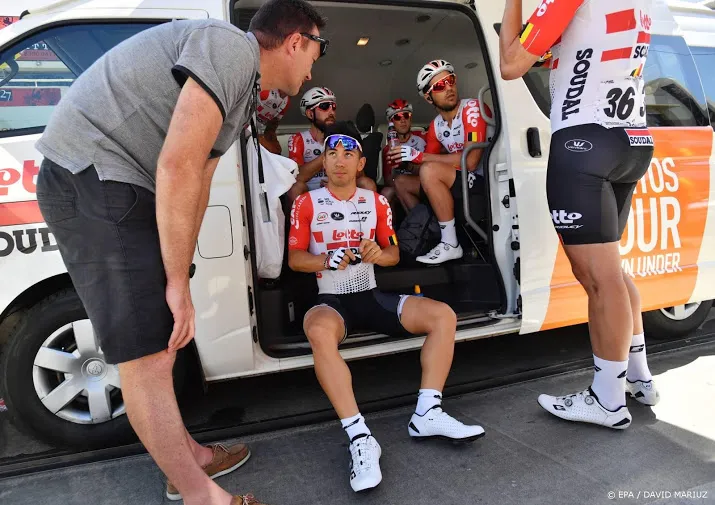 ewan wint massasprint in achtste giro rit