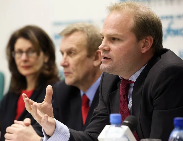 ex baas amnesty biedt samsom excuses aan