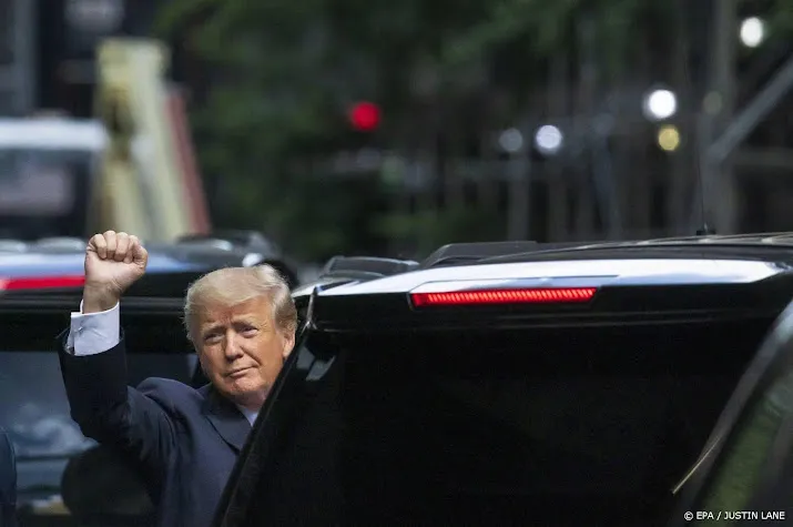 ex president trump bokscommentator bij duel holyfield 58