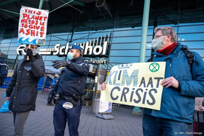 exctinction rebellion blokkeert ingangen op schiphol