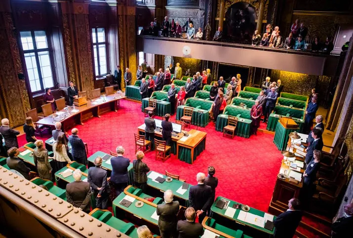 experts vernietigend over intrekken referendum