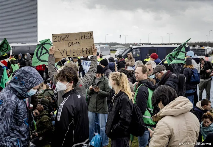 extinction en scientist rebellion in actie bij eindhoven airport