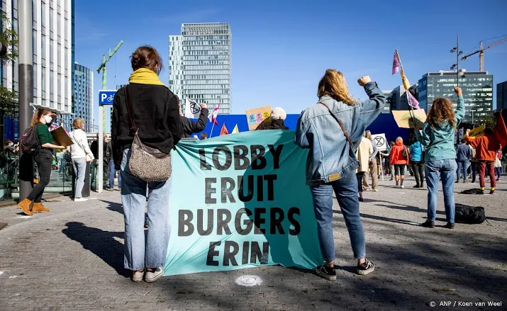 extinction rebellion blokkeert weg op de zuidas voor klimaat