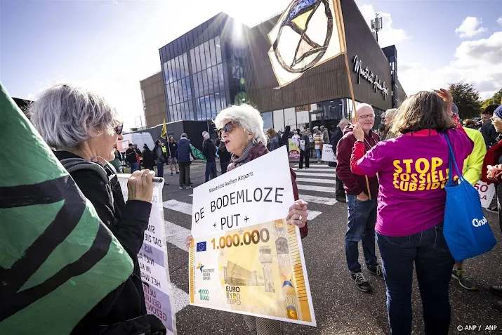 extinction rebellion houdt sit in op maastricht aachen airport