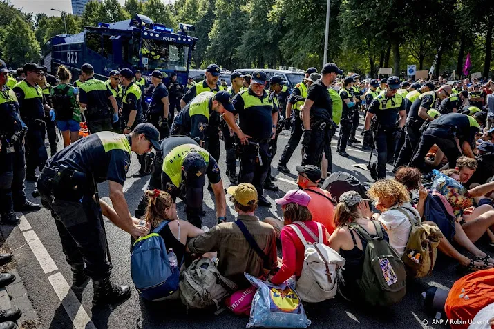 extinction rebellion schort actie a12 op