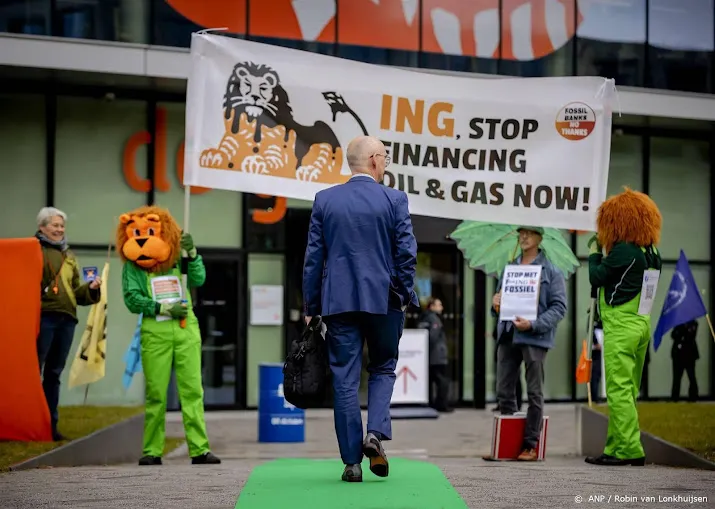 extinction rebellion voert landelijk actie bij negen ing kantoren