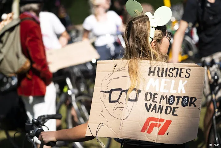 extinction rebellion voert op de fiets actie in zandvoort