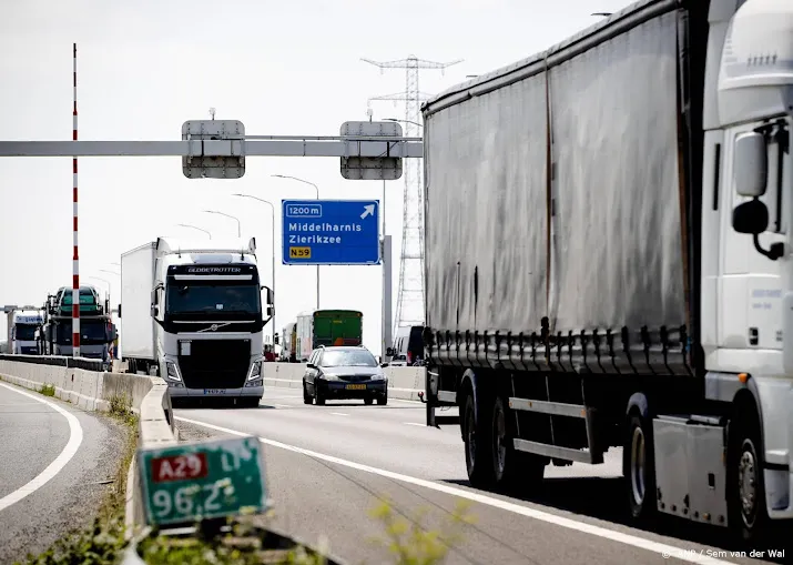 extra bergers op winderige bruggen door storm