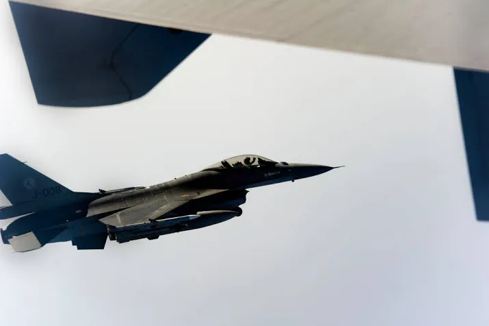 f 16s ingezet om agressieve man in vliegtuig