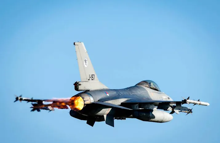 f 16s lucht in voor onderschepping