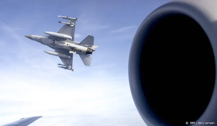 f 16s onderscheppen vliegtuig boven nederland na bommelding