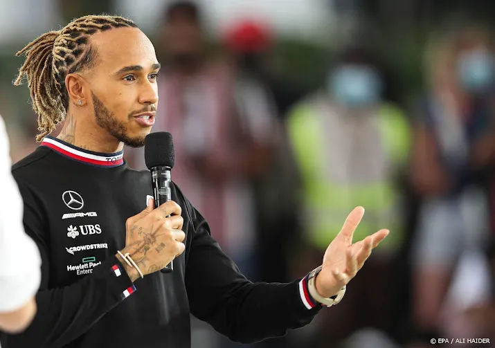 f1 coureur hamilton gaat ook naam van zijn moeder gebruiken