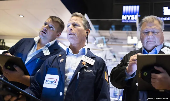 facebook zakt op wall street nieuwe records voor dow en sp 500