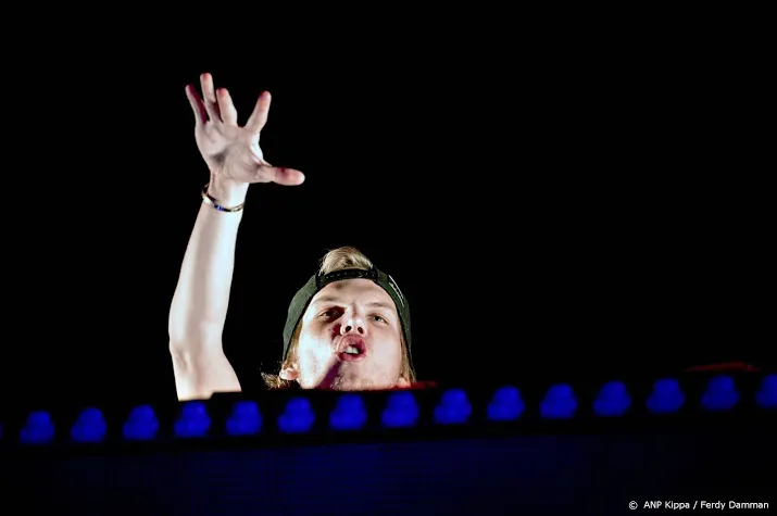 familie brengt nieuw werk van dj avicii uit