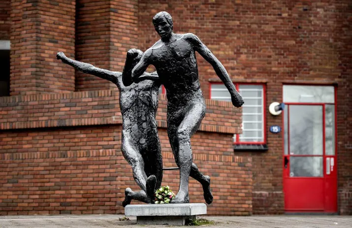 familie cruijff betreurt gedoe over plein