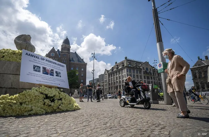 familie kroongetuige steunt bloemenactie peter r de vries op dam