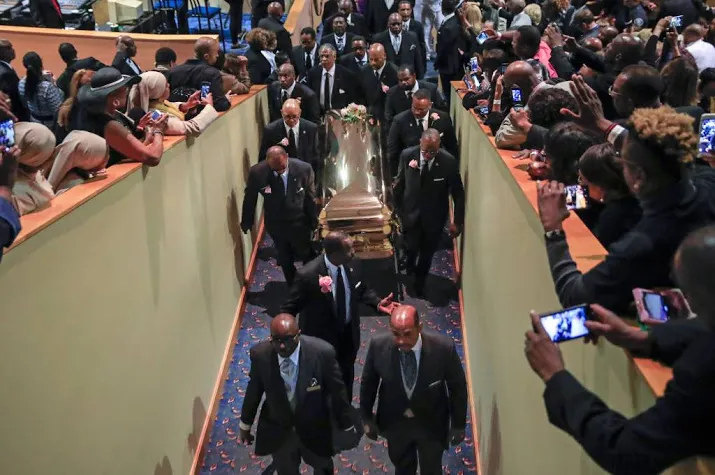 familie vrienden en fans bij uitvaart aretha