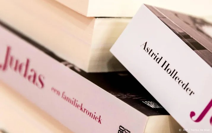 familiegeheimen holleeder blijft bestseller