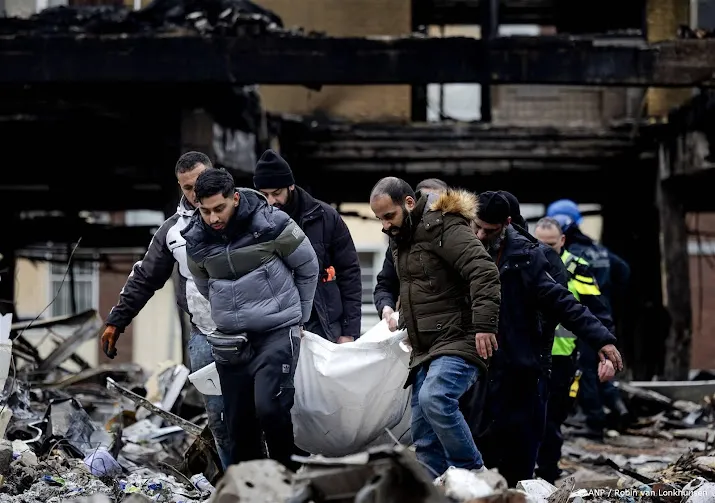 familieleden halen lichaam onder puin weg na explosie rotterdam