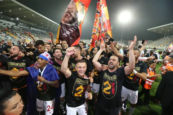 fans galatasaray vierden feest op hofplein
