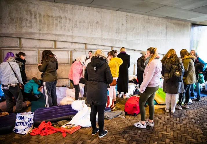 fans harry styles mogen niet buiten slapen