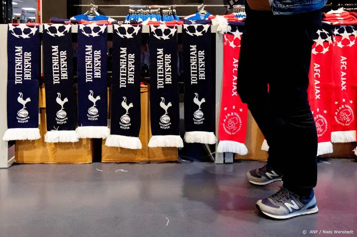 fans laten zich horen bij arena