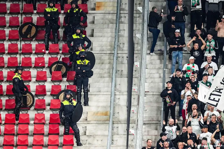 fans legia bestormen toegang az stadion meer raakt bewusteloos