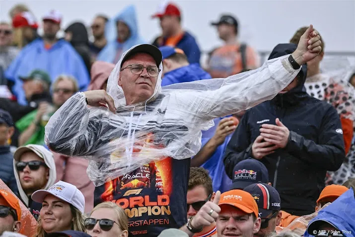 fans trotseren nat en winderig zandvoort ponchos gouden handel