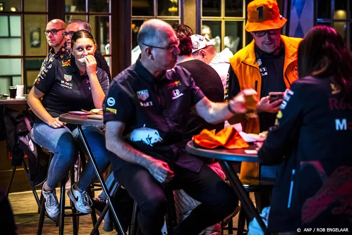 fans volgen hun max met ei en spek in limburgse montfort