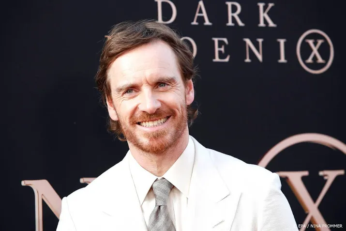 fassbender speelt nederlandse voetbalcoach