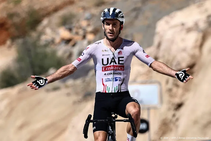 favoriet yates verlaat uae tour na val met hersenschudding