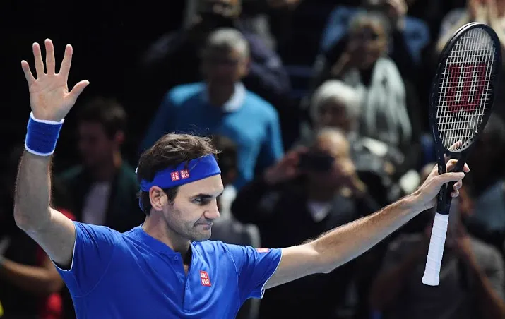 federer blijft in race na zege op thiem