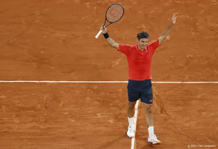 federer na nachtwerk naar vierde ronde op roland garros